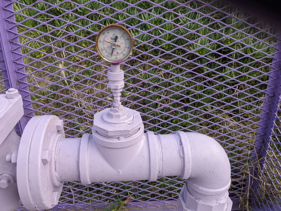 Pressure gauge fitted to industrial pipework