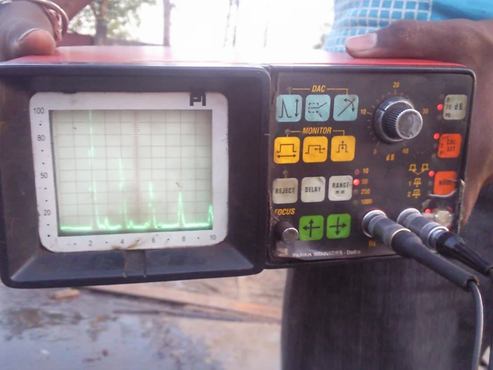 Ultrasonic flaw detector displaying inspection readings